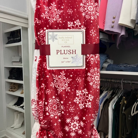 Christmas throws 🎄 50x60 PLUSH AND OH SO COZY! Limited inventory. - Picture 2 of 6